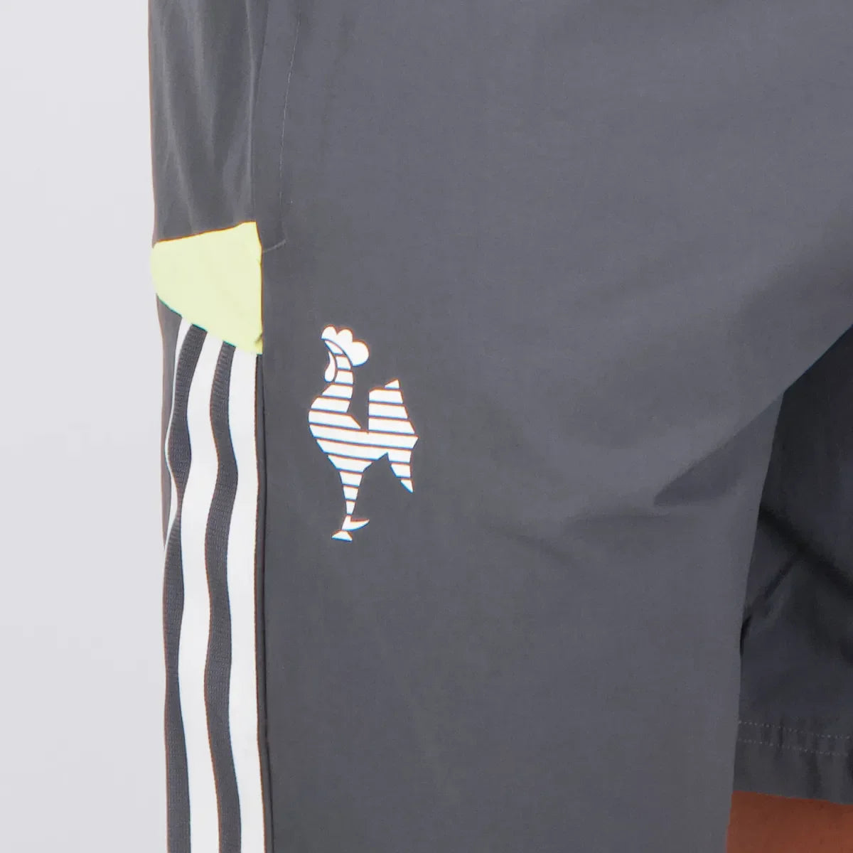 Bermuda Adidas Atlético Mineiro Viagem Cinza