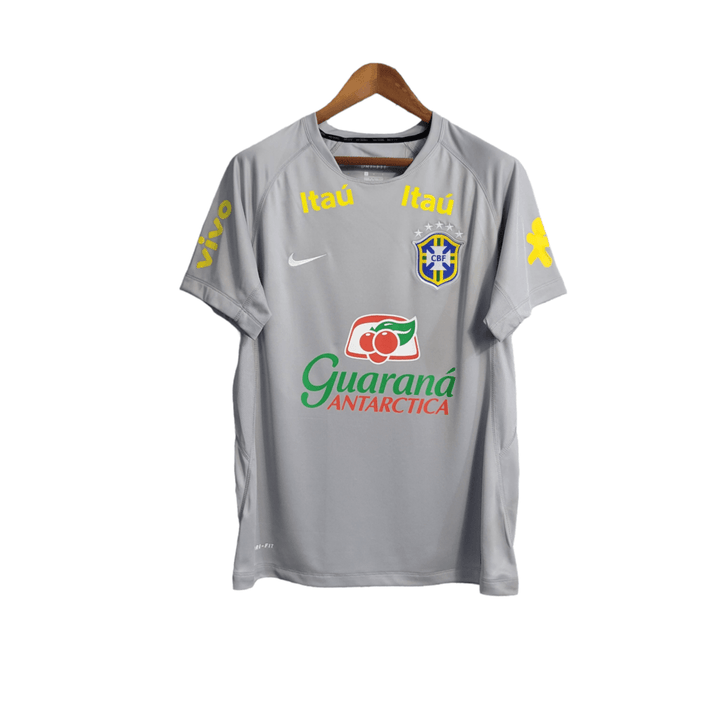 Camisa Seleção Brasileira Treino 22/23 Torcedor Nike Masculina - Cinza - Todos os patrocinios - Paixão no Manto